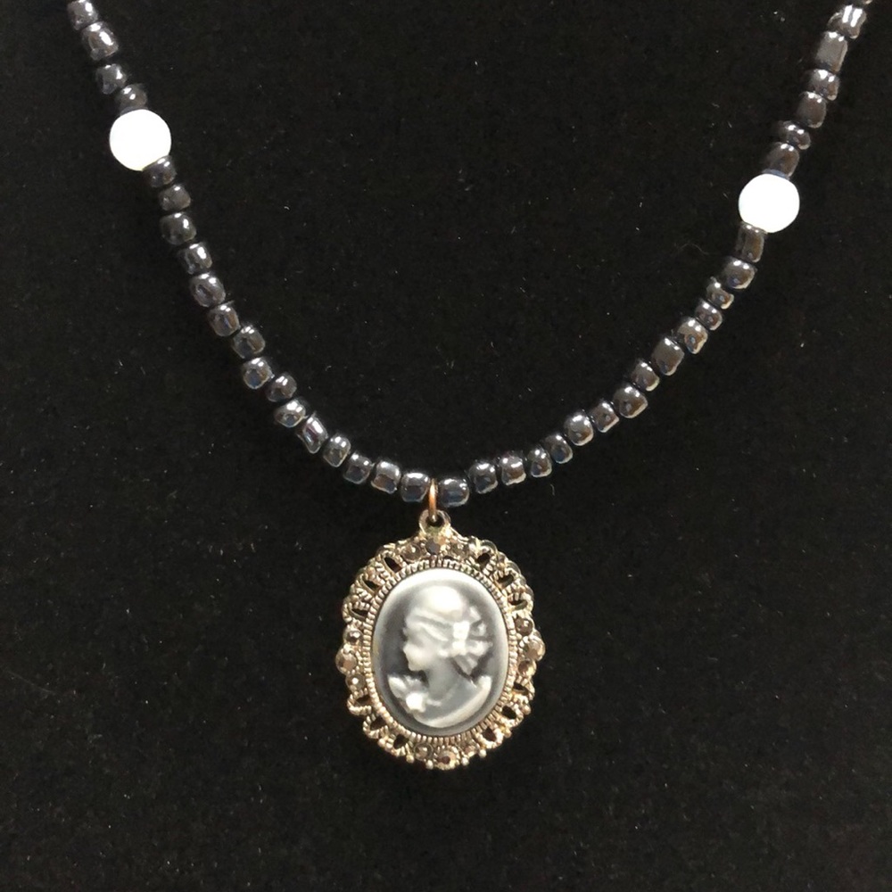 Glass bead Cameo necklace